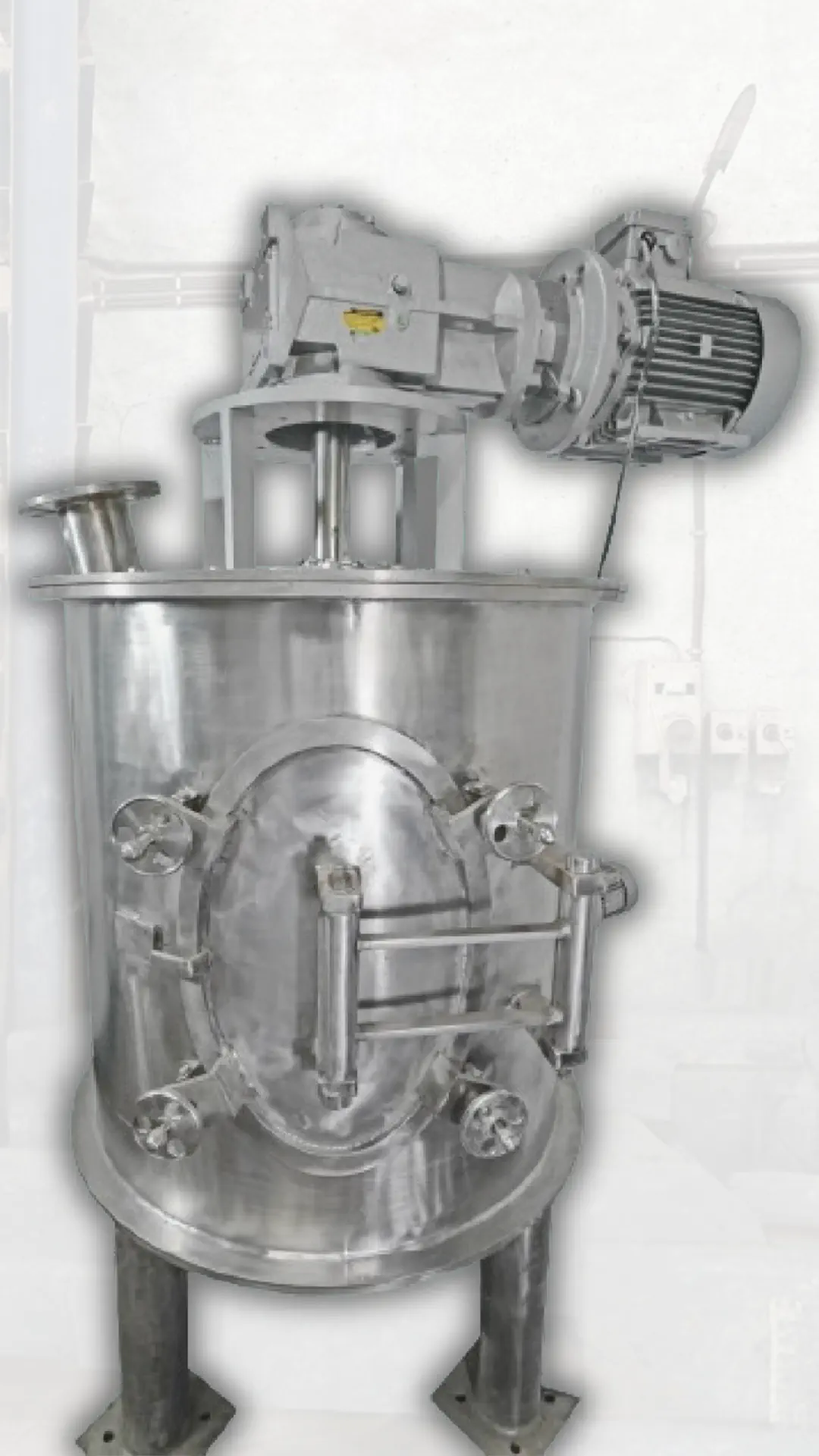 Vertical Single Shaft Mixer in operation at Filtromix facility